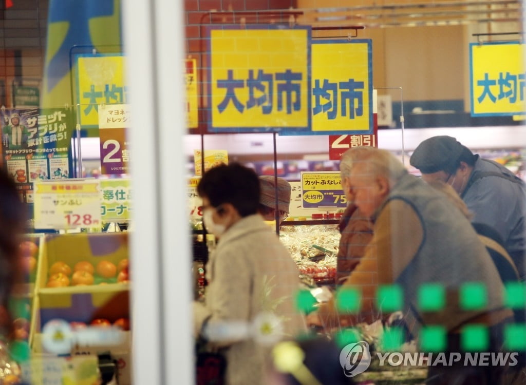 日소비자물가 7년여만에 최대 상승…1천원 초밥도 없다