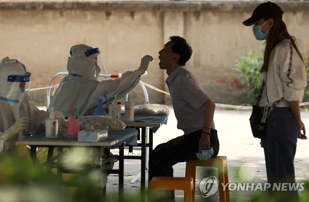 中 검체 체취원 몸값 치솟자 '가짜 간호사' 등장