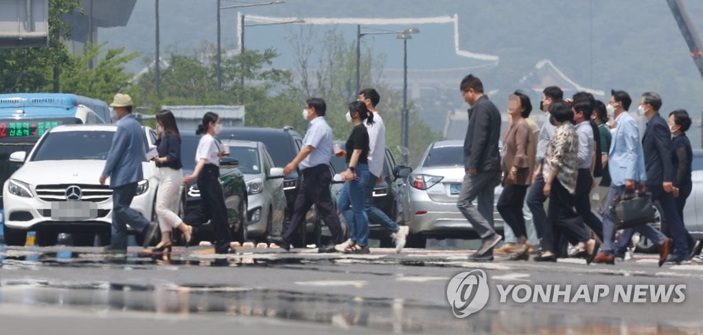 낮 최고기온 30도 '한여름 더위'…수도권 미세먼지