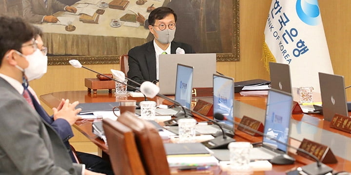 이창용 한국은행 총재가 26일 서울 중구 한국은행에서 열린 금융통화위원회 본회의를 주재하고 있다.