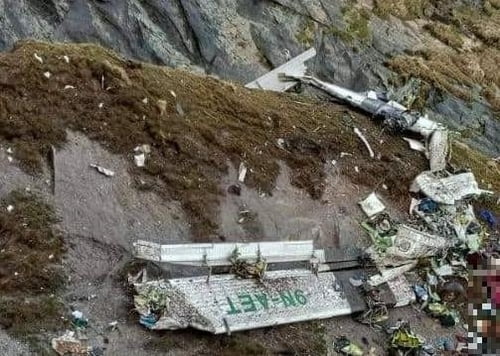 착륙 5분전 실종된 네팔 여객기 추락…시신 수습