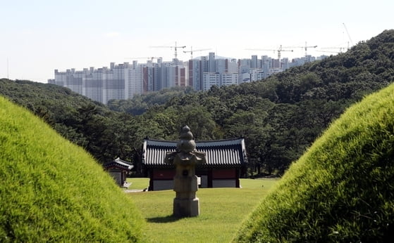 '왕릉 뷰 아파트' 건설사 대표들 검찰로 송치