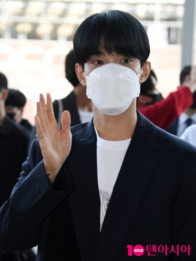 [TEN 포토] 세븐틴 도겸 '손인사도 멋스럽게~'