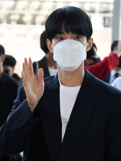 [TEN 포토] 세븐틴 도겸 '손인사도 멋스럽게~'