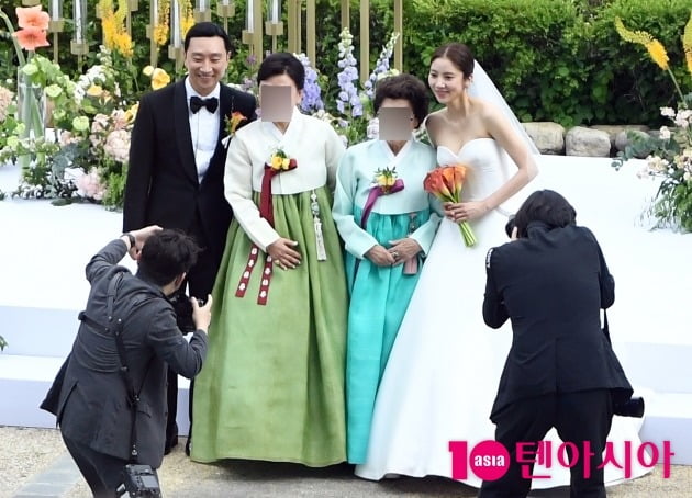 [단독][TEN 포토] 손담비♥이규혁 결혼식 '양가 어머님과 기념촬영'