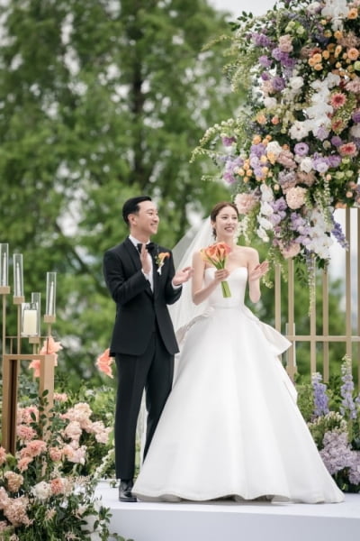 "행복한 인생 2막 펼쳐질 것"…손담비♥이규혁, 본식 비하인드컷 공개