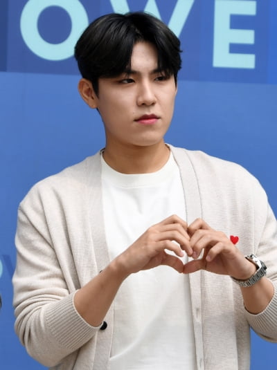 [TEN 포토] AB6IX 박우진 '강렬한 눈빛에 여심 흔들흔들'