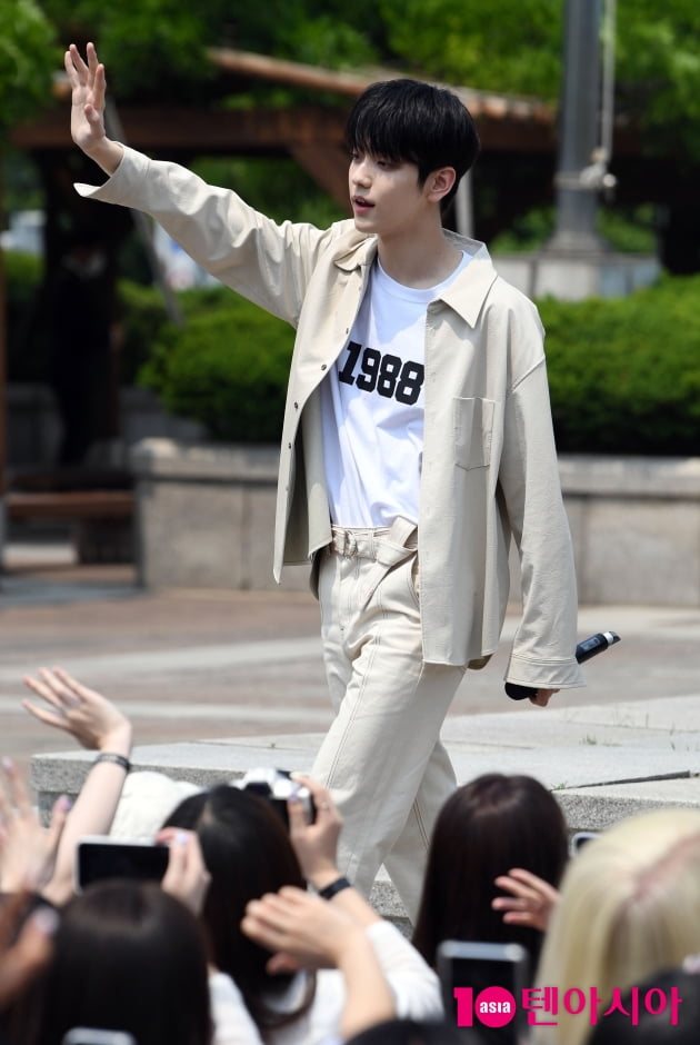 [TEN 포토] TXT 수빈 '심쿵 눈맞춤'