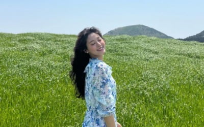 설현, 봄의 나라 공주님인줄…비현실적인 비율에 '깜짝'[TEN★]