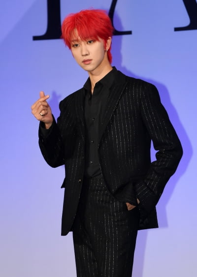 [TEN 포토] 세븐틴 디에잇 '시선 사로잡는 레드'