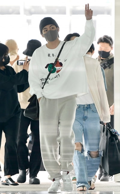 [TEN 포토] 방탄소년단 뷔 '오늘은 기분좋은 출국'