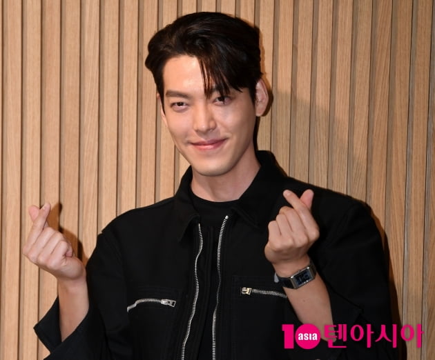 [TEN 포토] 김우빈 '하트 뿌려요'