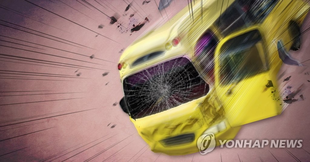군인 태운 미니버스와 크레인 차량 충돌…6명 경상