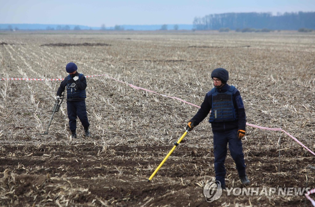 "우크라 농경지에 흩뿌려진 지뢰에 세계 식량위기 가중"