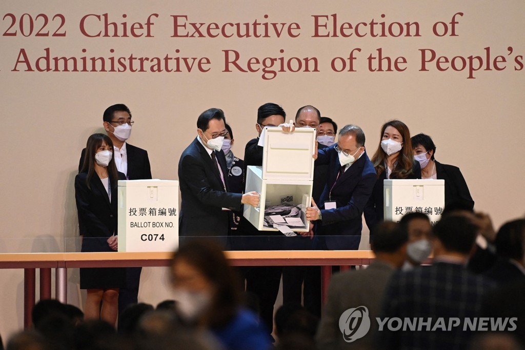 '반정부시위 강경진압' 존 리, 94% 지지로 홍콩행정장관 당선(종합)