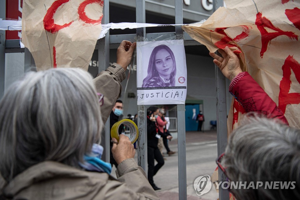 칠레서 노동절 시위 취재하다 총 맞은 기자 끝내 사망