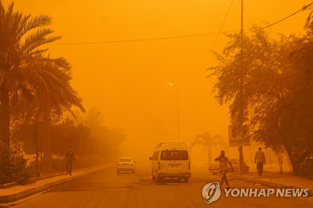 [월드&포토] 모래폭풍에 주황색 도시 된 바그다드