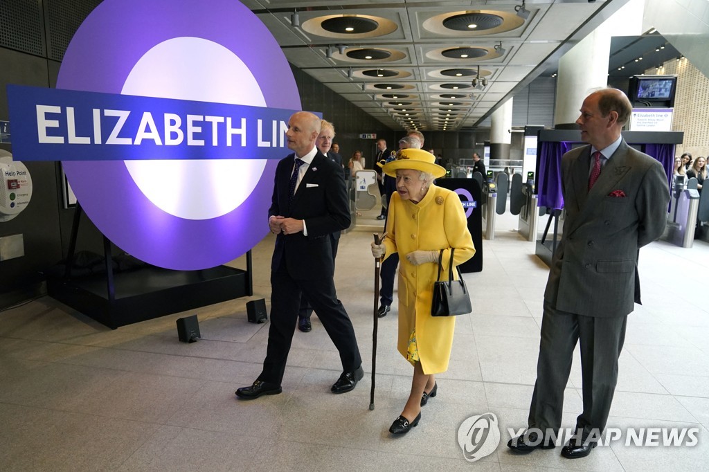 영국 여왕 연일 공개행보…'엘리자베스선' 개통식 깜짝 참석