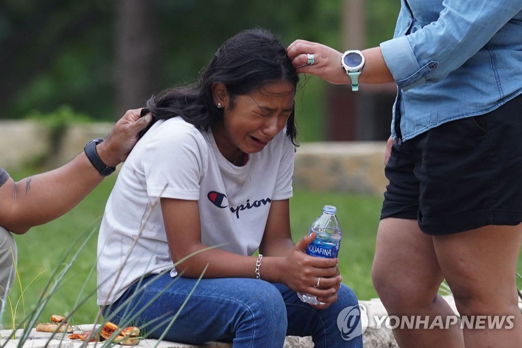 "죽었대…"…미 초등학교 총기난사 희생자 가족들의 절규