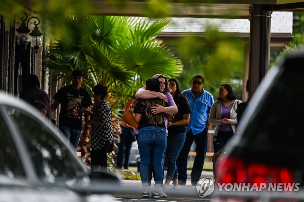 텍사스 참사 희생자들, 방학 첫날 하늘로…"이런 일 다신 없길"