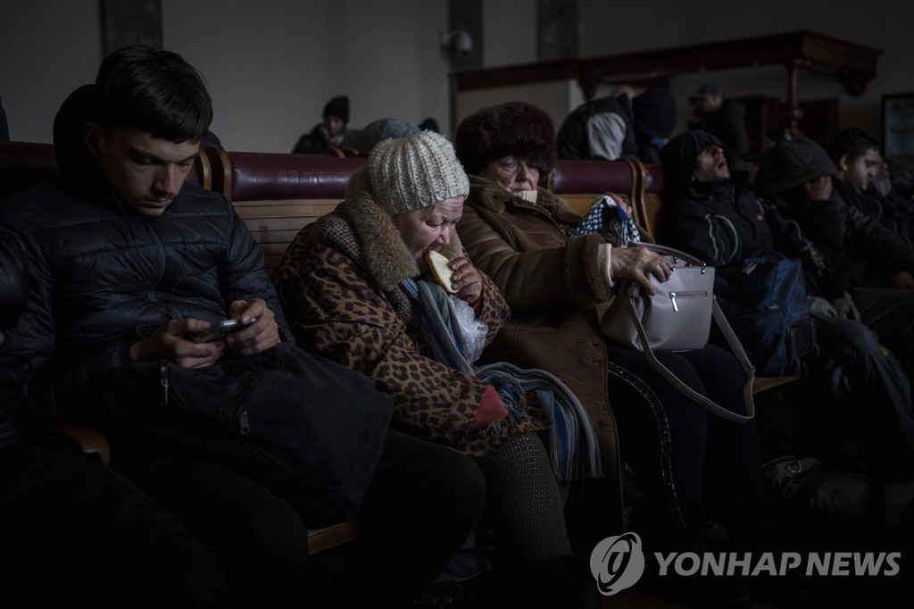 [우크라 침공] 전쟁터에 남은 노인 구출하는 자원봉사단