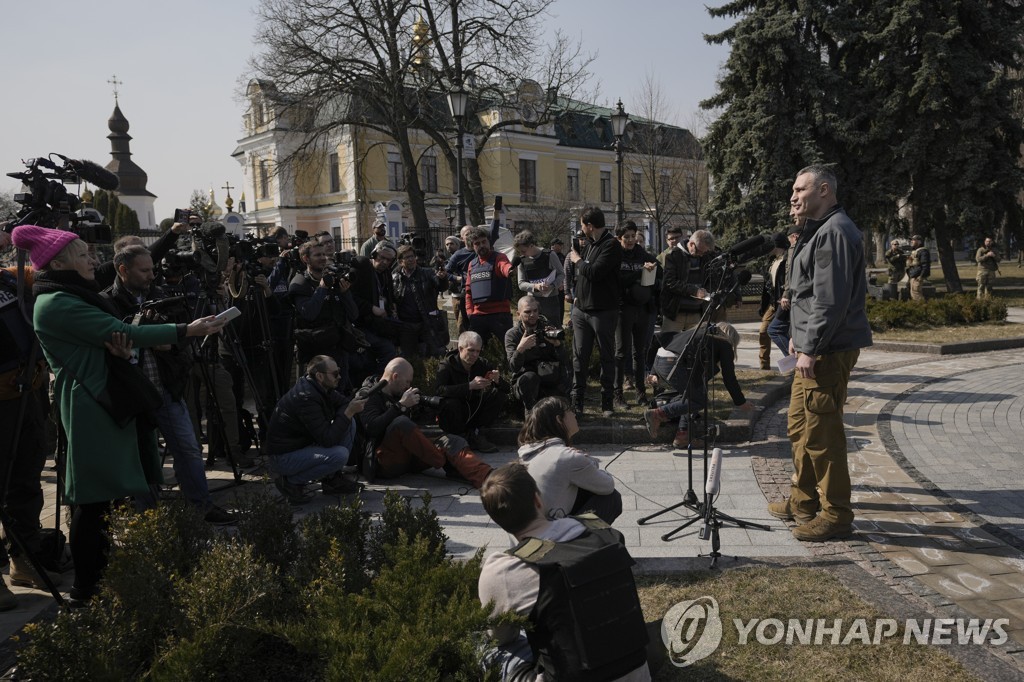 [우크라 침공] "하루아침에 종군기자로"…헬멧도 조끼도 없이 사투