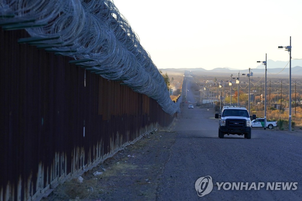 이주아동 보호?…멕시코 국경에 모여드는 미 극우 음모론자들