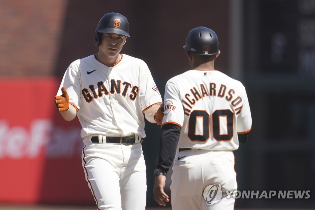 11년의 기다림으로 MLB 첫 안타…경기 직후 마이너 강등 통보