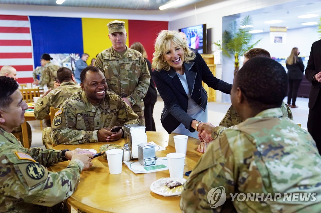 질 바이든, 동유럽 순방 일정 시작…루마니아 미군기지 방문