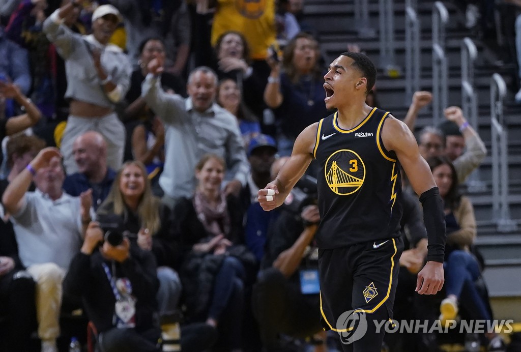 NBA 골든스테이트, 멤피스 30점 차로 꺾고 2승 1패…커리 30점