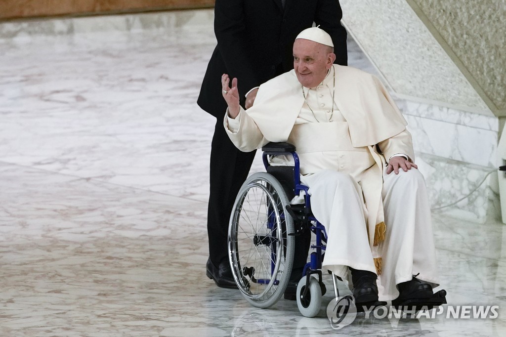 무릎 통증으로 휠체어 탄 교황, 내달 레바논 방문 연기
