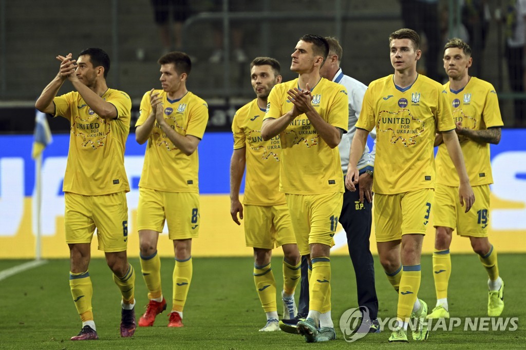 그라운드로 돌아온 우크라이나 축구대표팀, 독일 프로팀에 승리