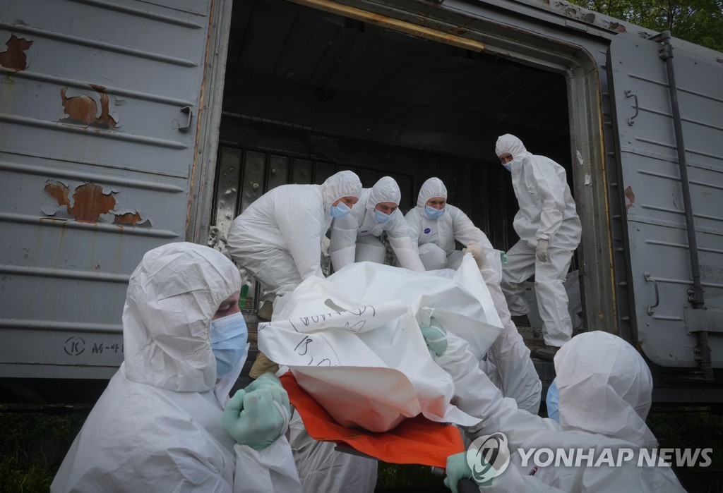 [우크라 침공] 군병원 간 푸틴 "영웅" 찬사…자국군 시신은 방치