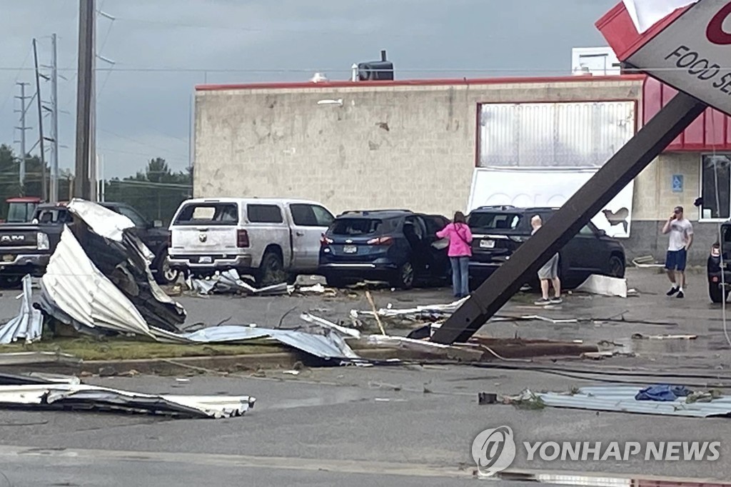 [월드&포토] '우크라 아닙니다'…토네이도가 덮친 美 미시간주