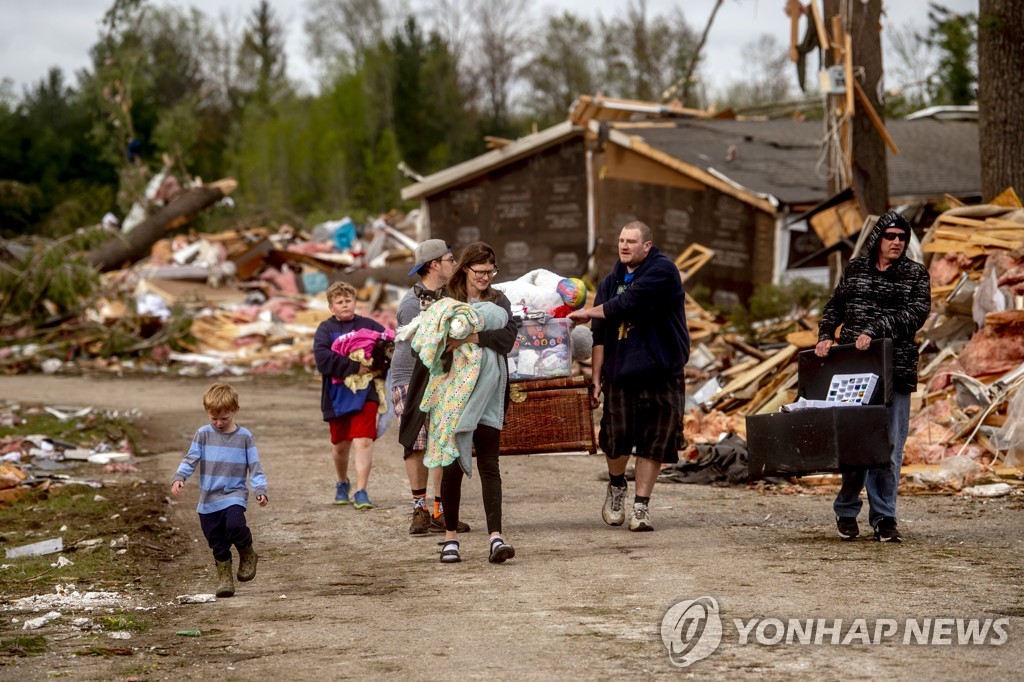 [월드&포토] '우크라 아닙니다'…토네이도가 덮친 美 미시간주