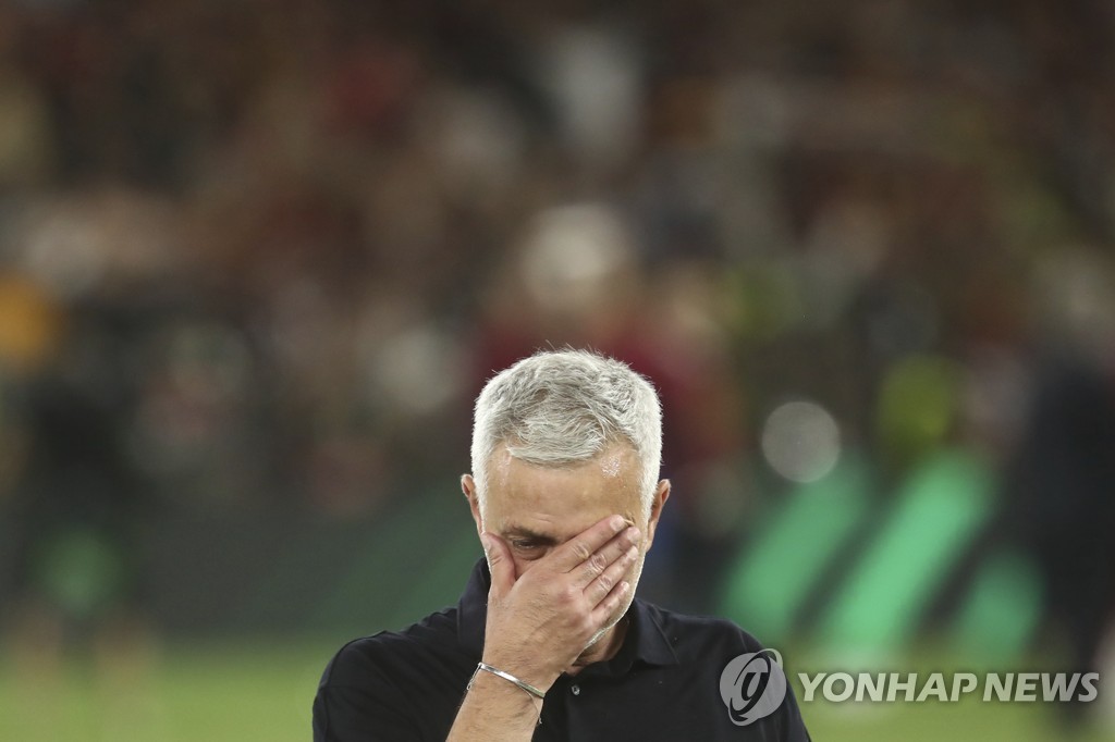 AS로마 UECL 초대 챔피언…모리뉴, UEFA 우승컵 3종 '수집 완료'