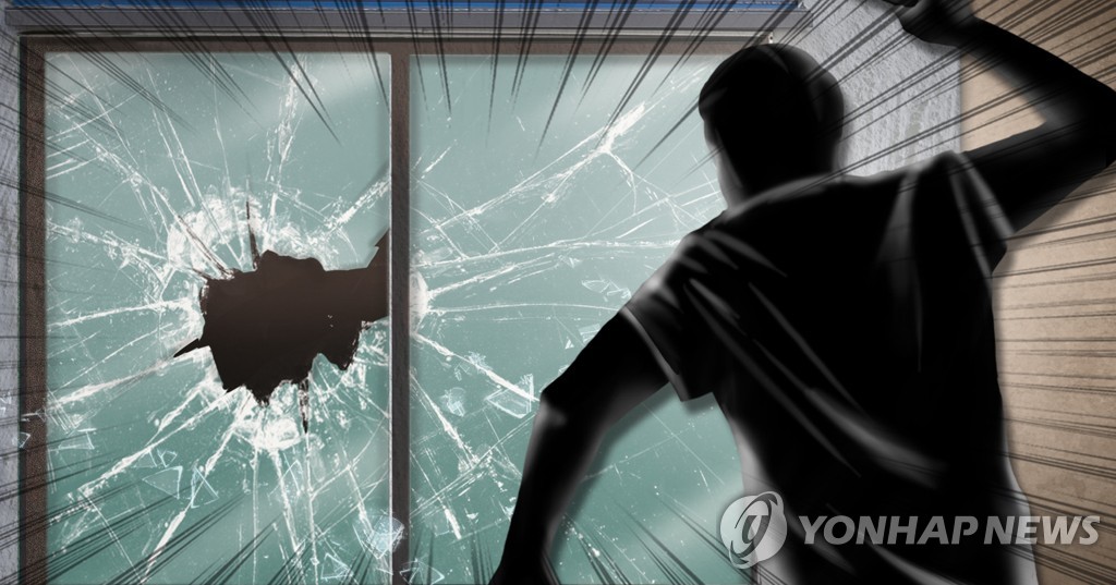 "불 지른다" 협박에 만취난동까지…복지센터 괴롭힌 60대 실형