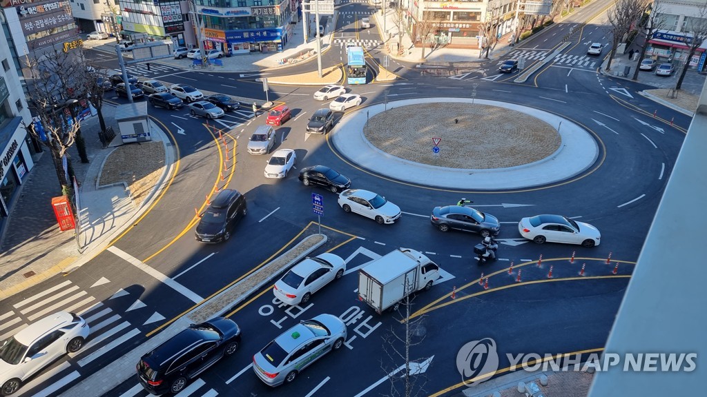 회전교차로 사고 줄이고 효과 높이고…나선형-주택가용 초소형 신설