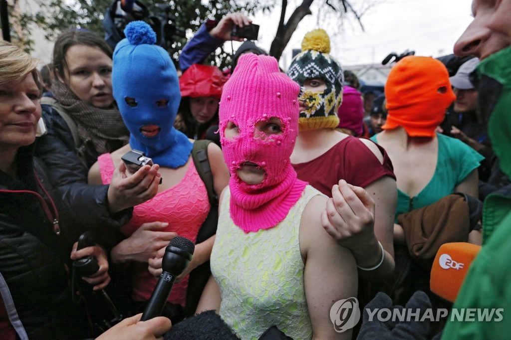 푸틴에 저항해온 러시아 여성 로커, 가택연금 중 국외 탈출