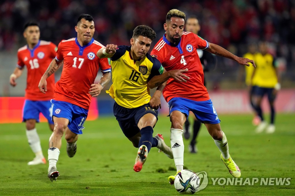 "부적격 선수 뛰었다" 칠레, FIFA에 에콰도르 조사 요구