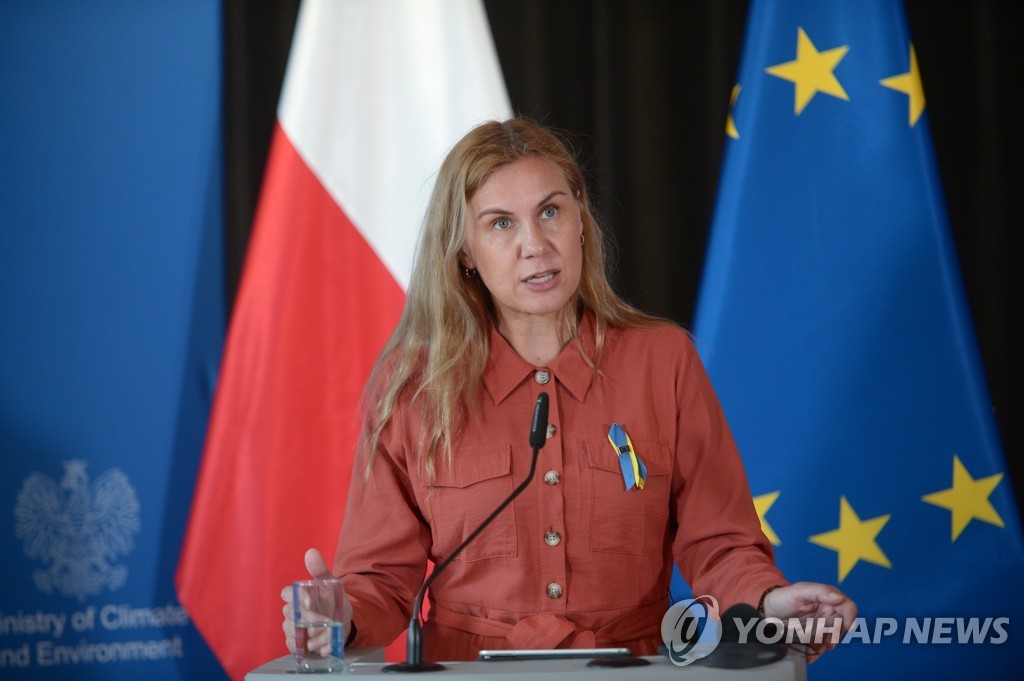 [우크라 침공] EU "러시아가 제안한 루블화 결제 방식 사용은 제재 위반될 것"