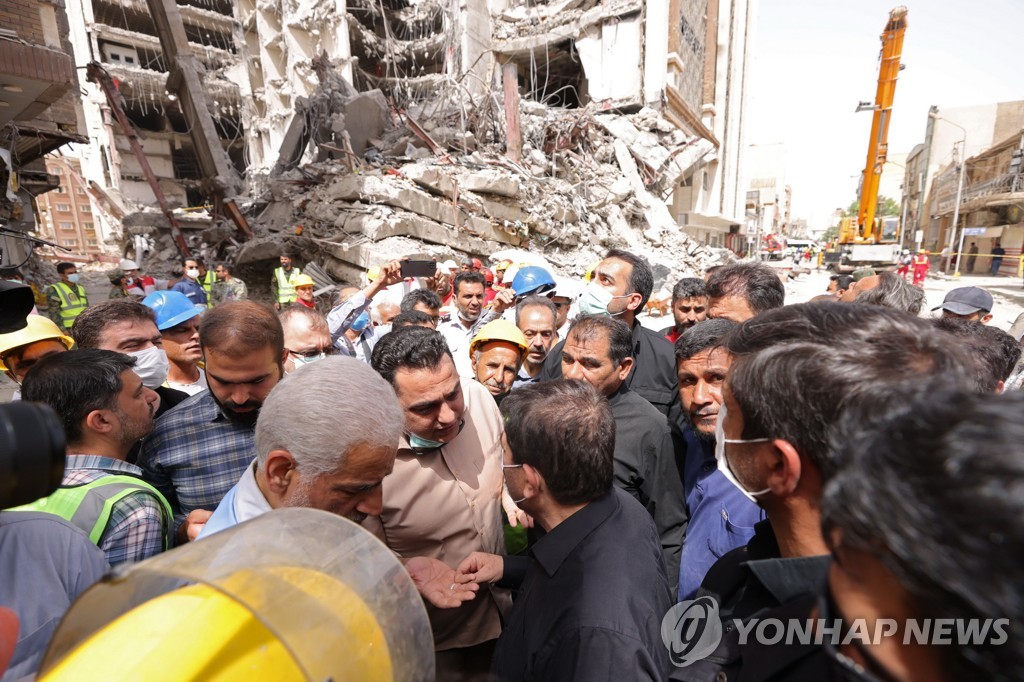 이란 10층 건물 붕괴 관련 시위 격화 조짐…"부실 공사 방치"