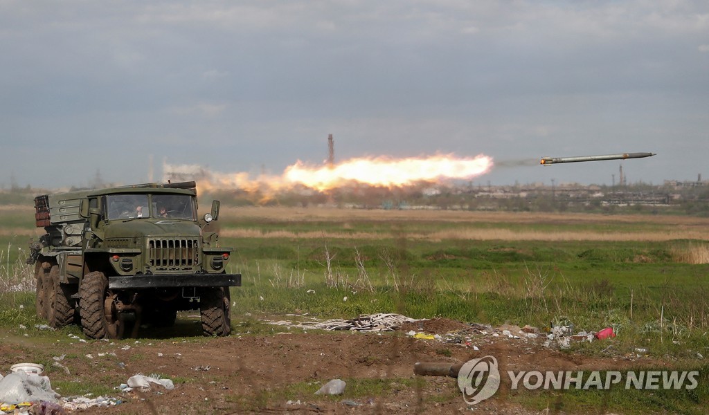 [우크라 침공] 오데사 기숙사에 러 미사일 공격…14세 소년 사망