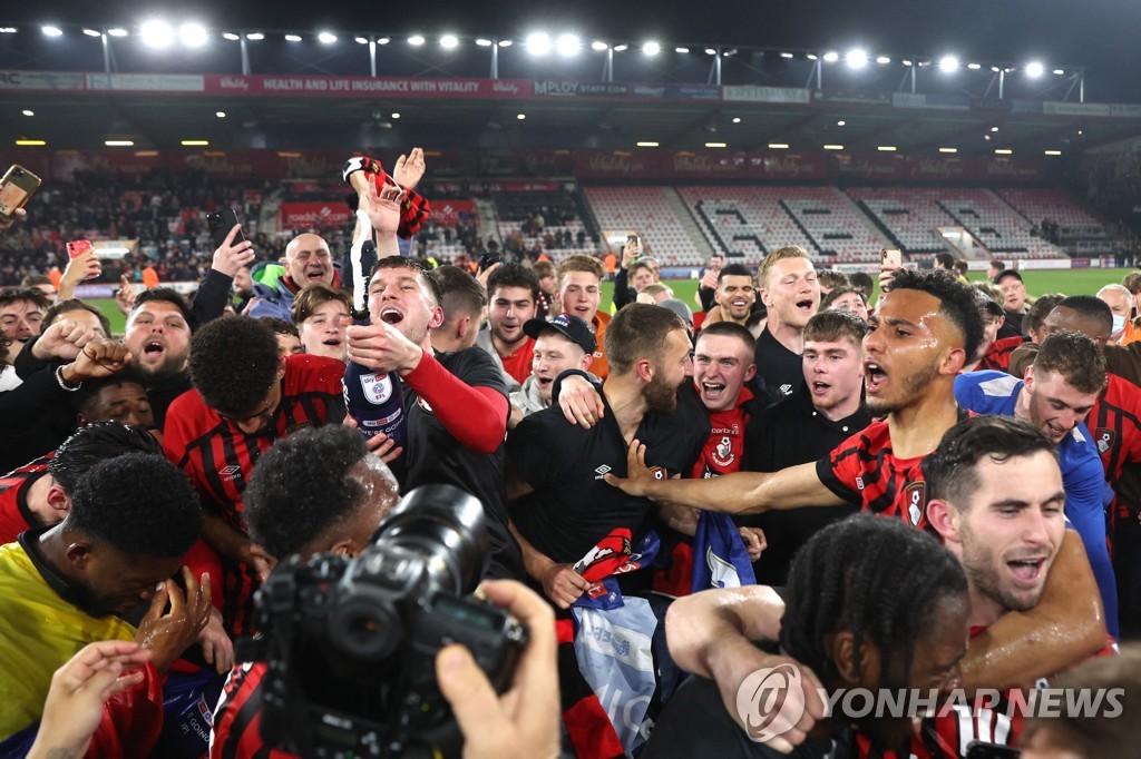 '암 극복' 동료 응원 속에…본머스, 2부 2위로 EPL 복귀 확정