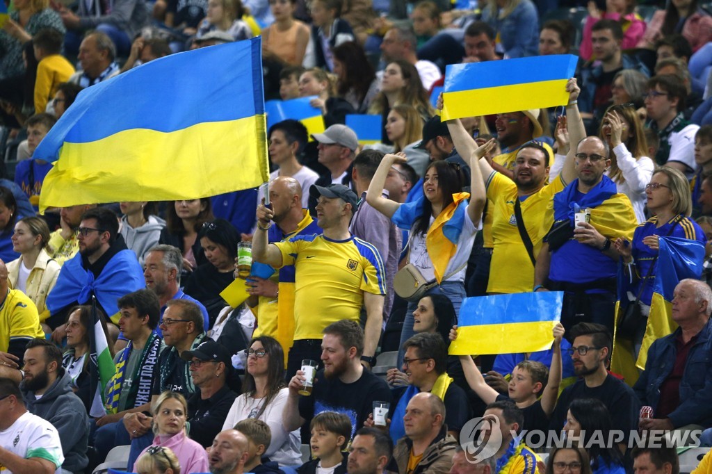 그라운드로 돌아온 우크라이나 축구대표팀, 독일 프로팀에 승리