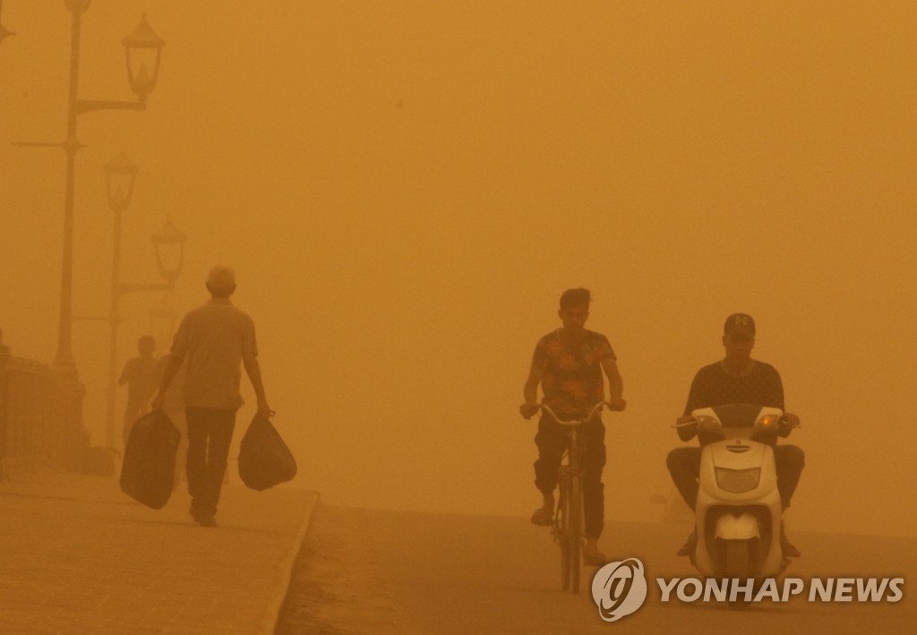 [월드&포토] 모래폭풍에 주황색 도시 된 바그다드