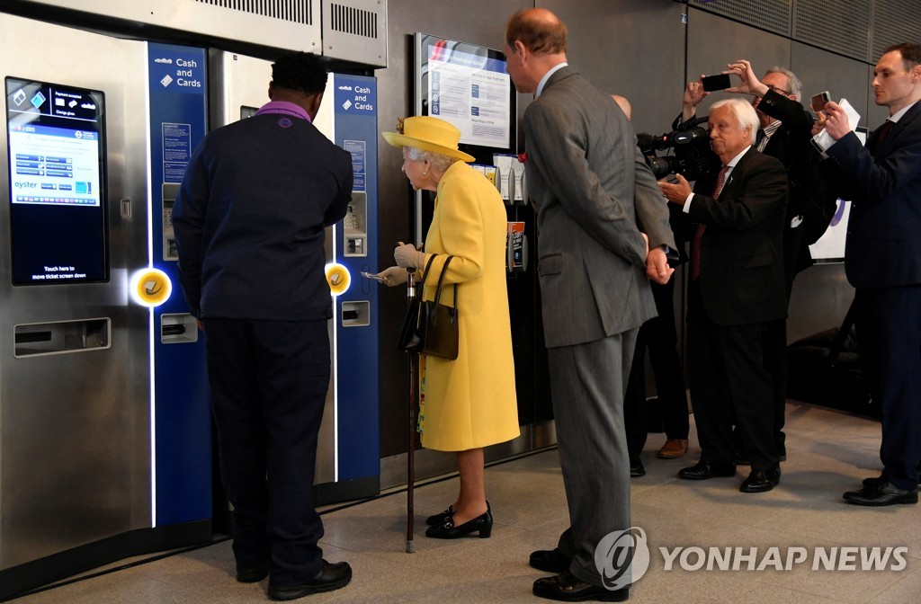 영국 여왕 연일 공개행보…'엘리자베스선' 개통식 깜짝 참석