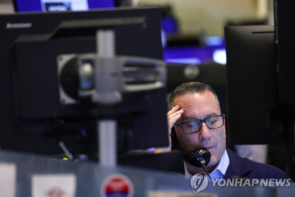 뉴욕증시, 소매기업 실적 악화에 물가 공포…S&P500 4%↓마감