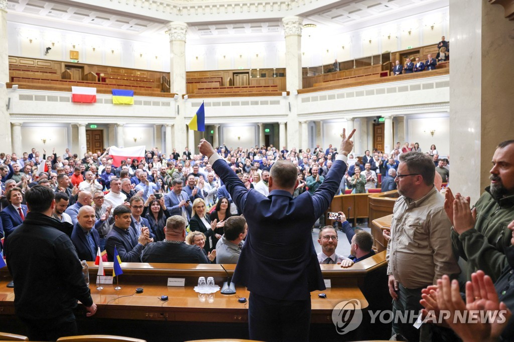 폴란드 대통령 우크라 방문…"영토 1㎝도 빼앗겨서는 안돼"(종합)