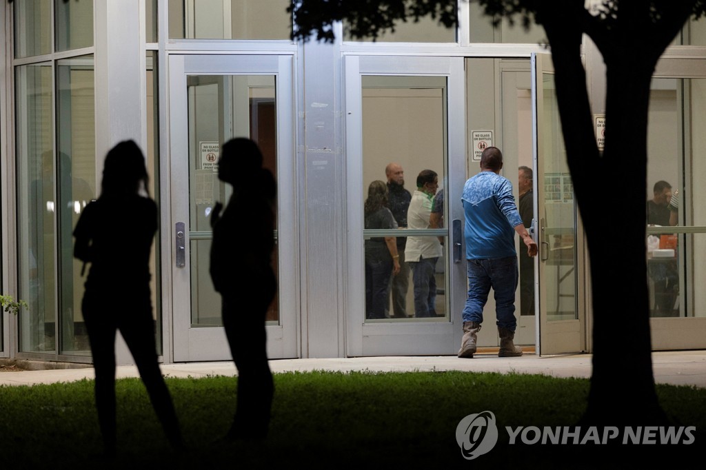 "죽었대…"…미 초등학교 총기난사 희생자 가족들의 절규